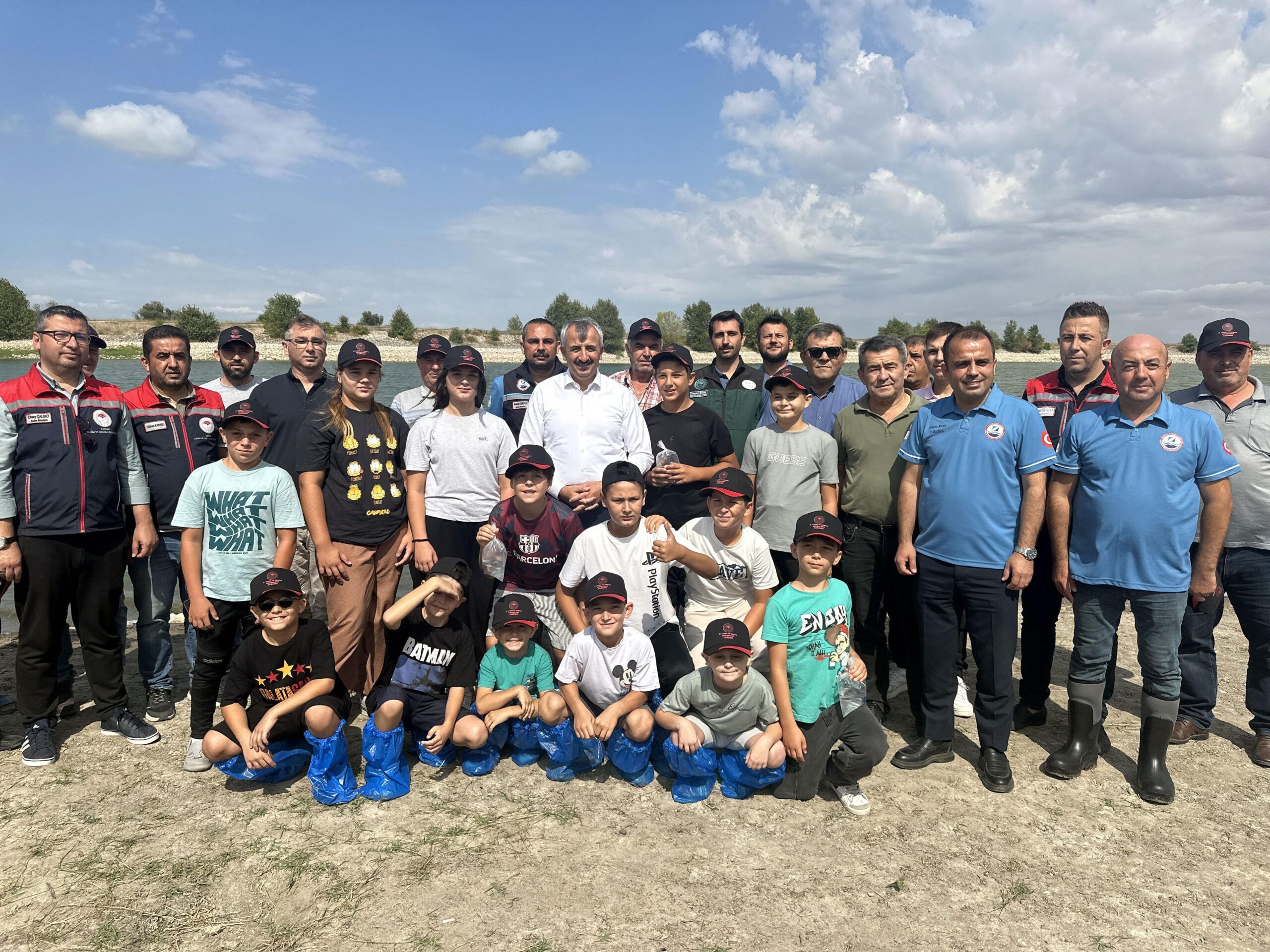 Edirne’de gölete 5 bin yavru sazan bırakıldı Edirne’de gölete 5 bin yavru sazan bırakıldı