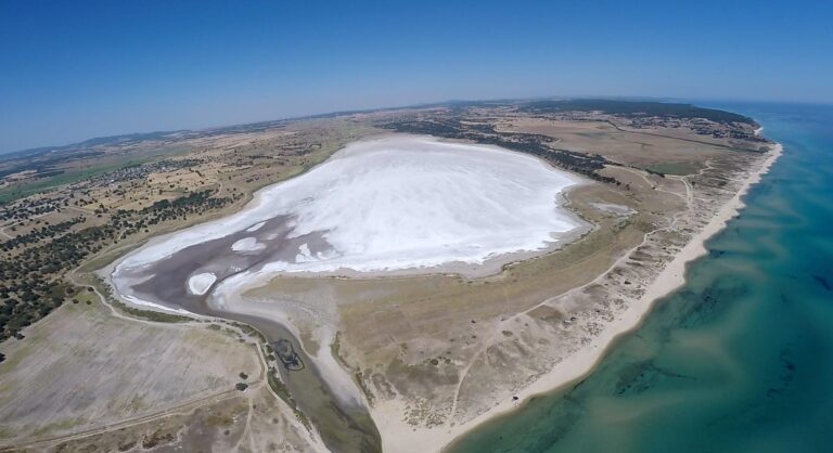 Edirne’de gölün suyu buharlaştı, tuz tabakası ortaya çıktı