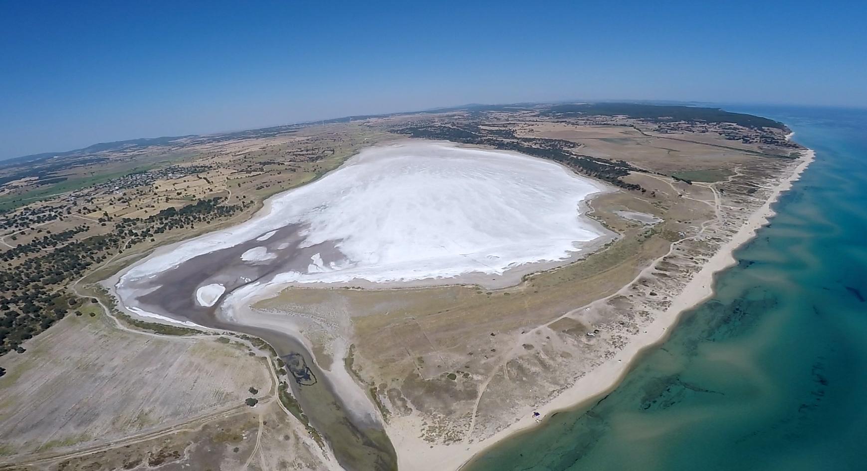 Edirne’de gölün suyu buharlaştı, tuz tabakası ortaya çıktı Edirne’de gölün suyu buharlaştı, tuz tabakası ortaya çıktı