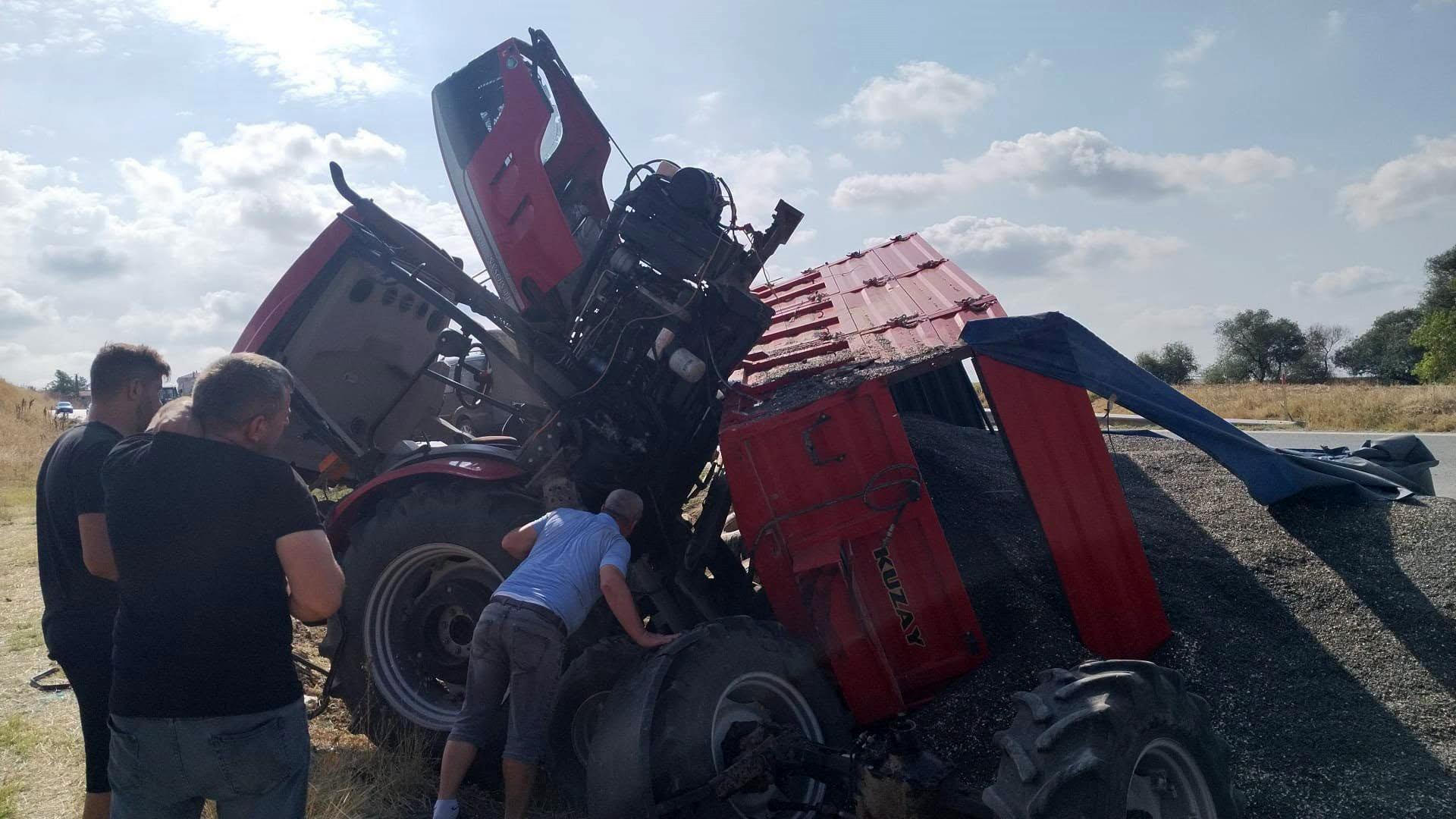 Edirne’de traktör devrildi; 1’i ağır, 2 yaralı Edirne’de traktör devrildi; 1’i ağır, 2 yaralı