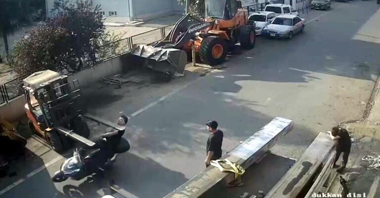 Forklifte çarpan motosikletin sürücüsü yaralandı; kaza kamerada