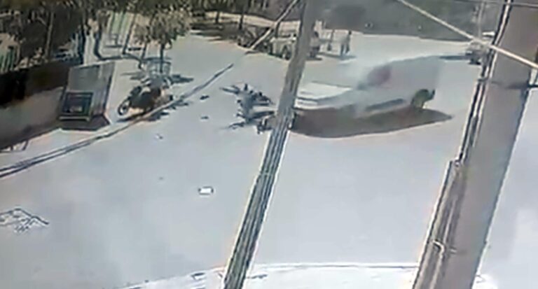 Hafif Ticari Araçla Çarpışan Motosikletteki 3 Kişi Yaralandı; Kaza Kamerada
