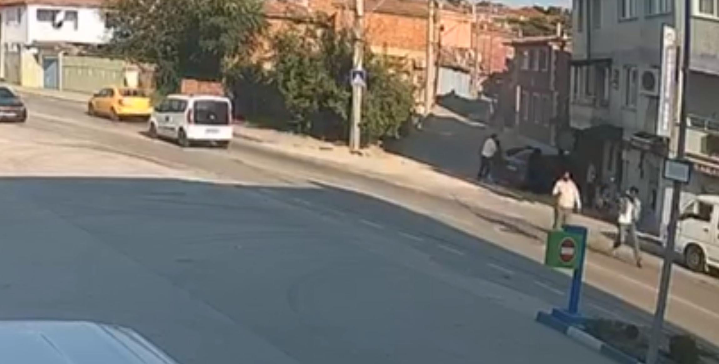 Kaçak göçmenleri taşıyan otomobil refüje çarptı; 2 yaralı (2) Kaçak göçmenleri taşıyan otomobil refüje çarptı; 2 yaralı (2)
