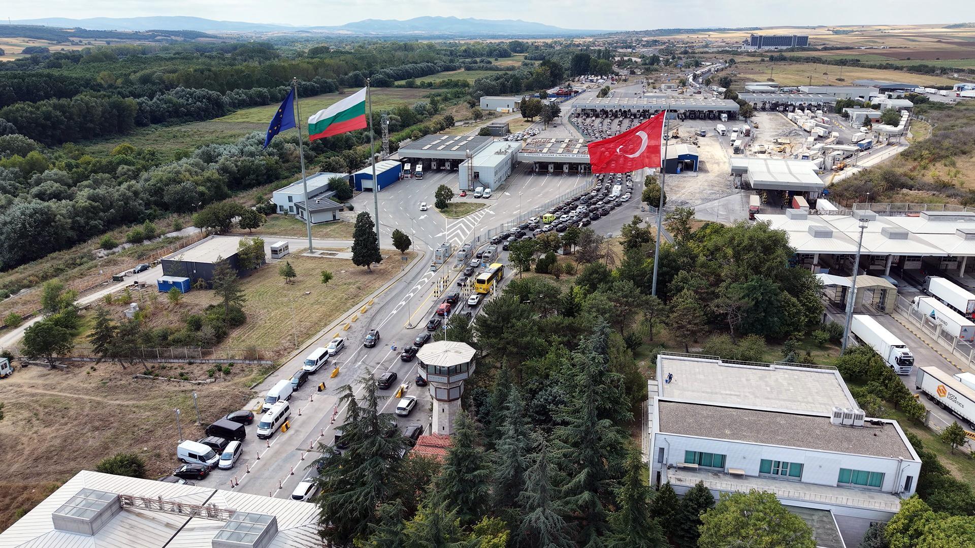 Kapıkule Sınır Kapısı’nda son 3 yılın araç çıkış rekoru kırıldı Kapıkule Sınır Kapısı’nda son 3 yılın araç çıkış rekoru kırıldı