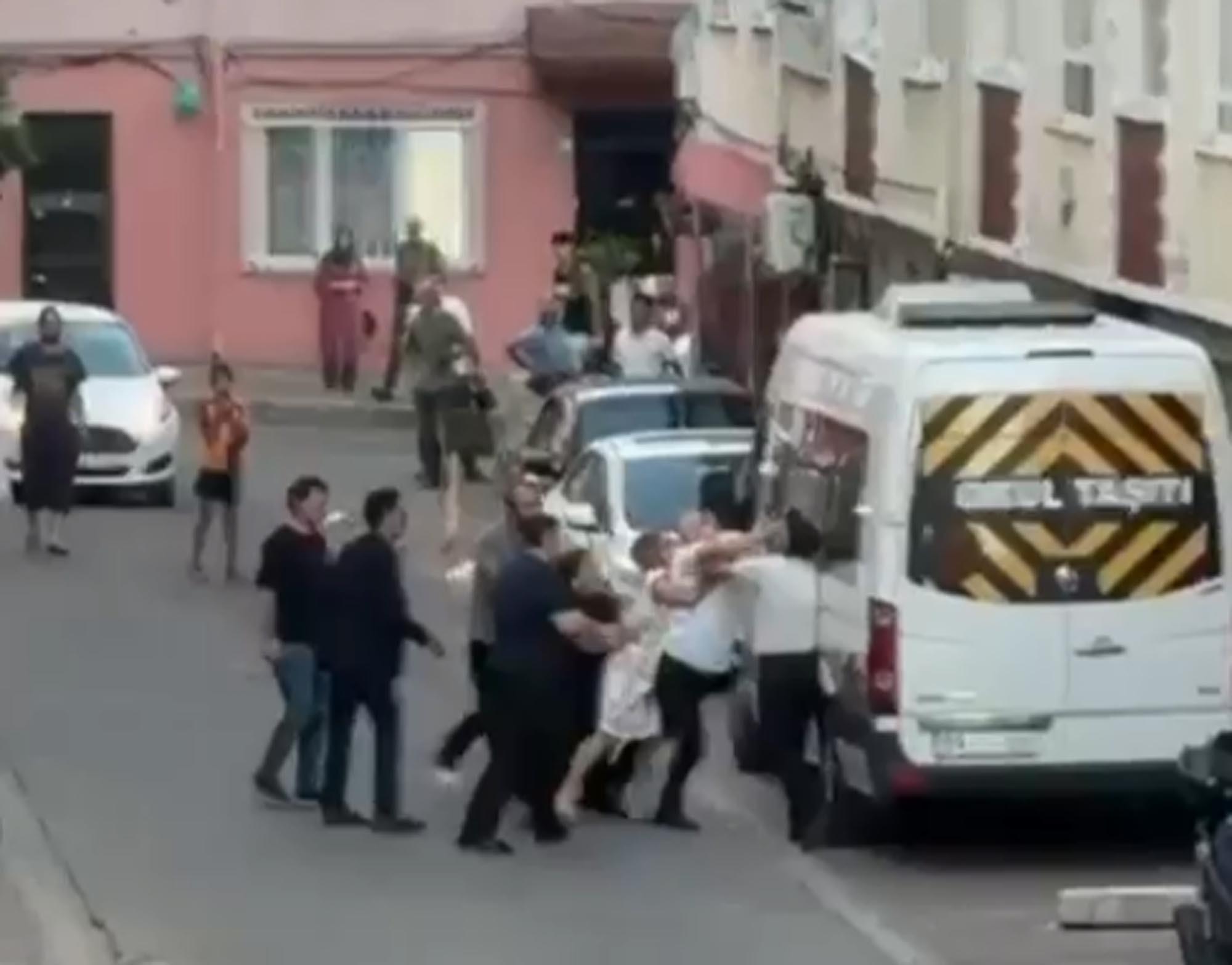 Komşuların keserli, yumruklu kavgası kamerada Komşuların keserli, yumruklu kavgası kamerada