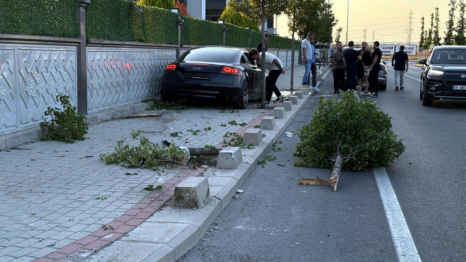 Kontrolden Çıkan Otomobil, Kaldırımdaki Ağaca ve Duvara Çarptı Kontrolden Çıkan Otomobil, Kaldırımdaki Ağaca ve Duvara Çarptı