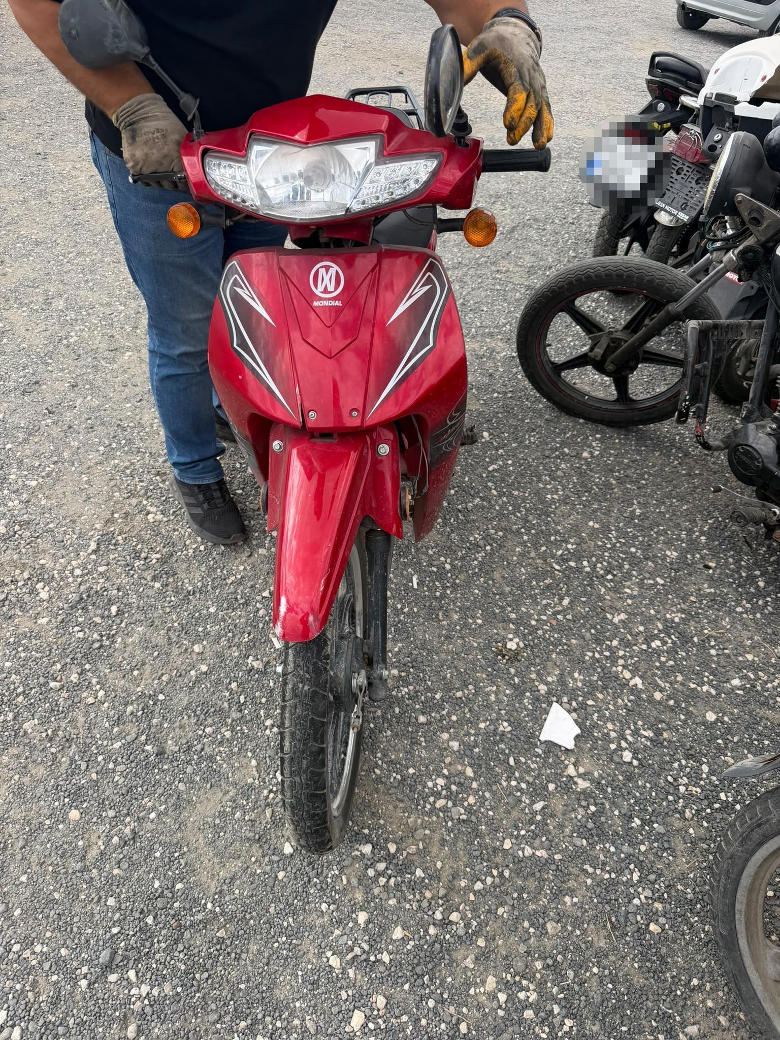 Kontrolden çıkarak devrilen motosikletin sürücüsü ağır yaralandı Kontrolden çıkarak devrilen motosikletin sürücüsü ağır yaralandı