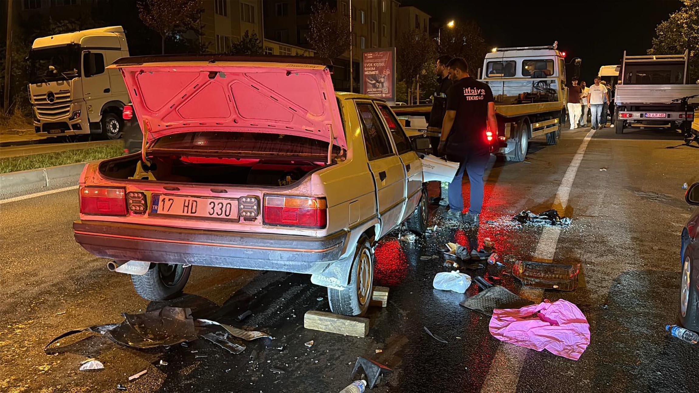 Minibüse çarpan otomobilin sürücüsü yaralandı Minibüse çarpan otomobilin sürücüsü yaralandı
