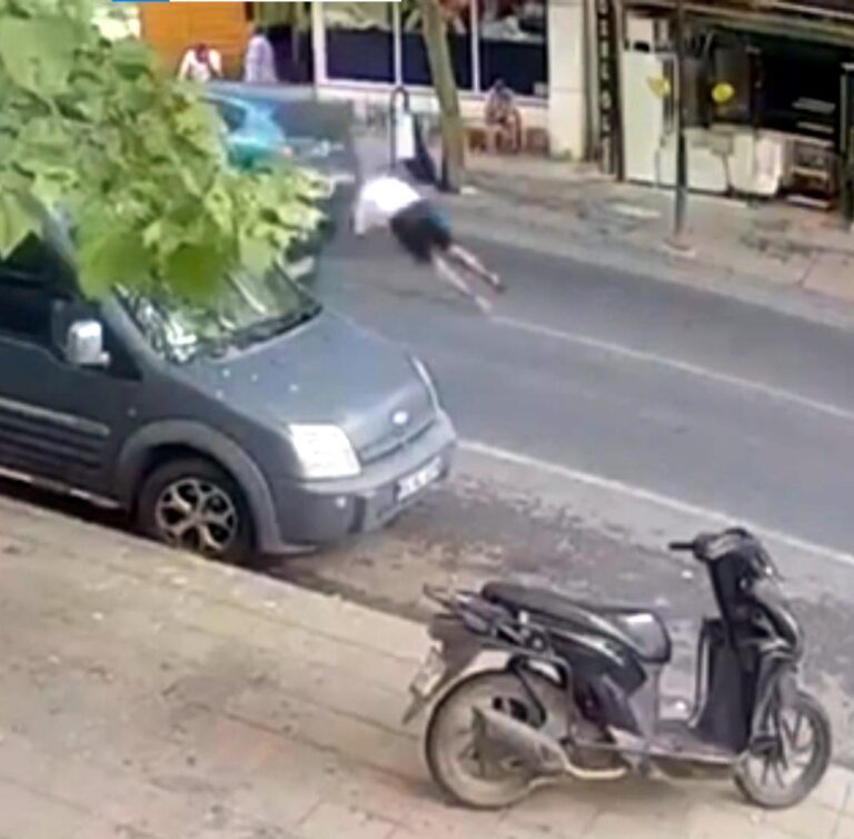 Otomobilin Çarptığı Yaya Metrelerce Savruldu; o Anlar Kamerada