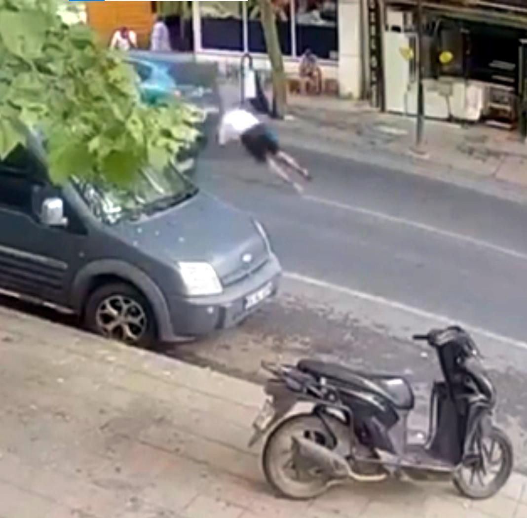 Otomobilin Çarptığı Yaya Metrelerce Savruldu; o Anlar Kamerada Otomobilin Çarptığı Yaya Metrelerce Savruldu; o Anlar Kamerada