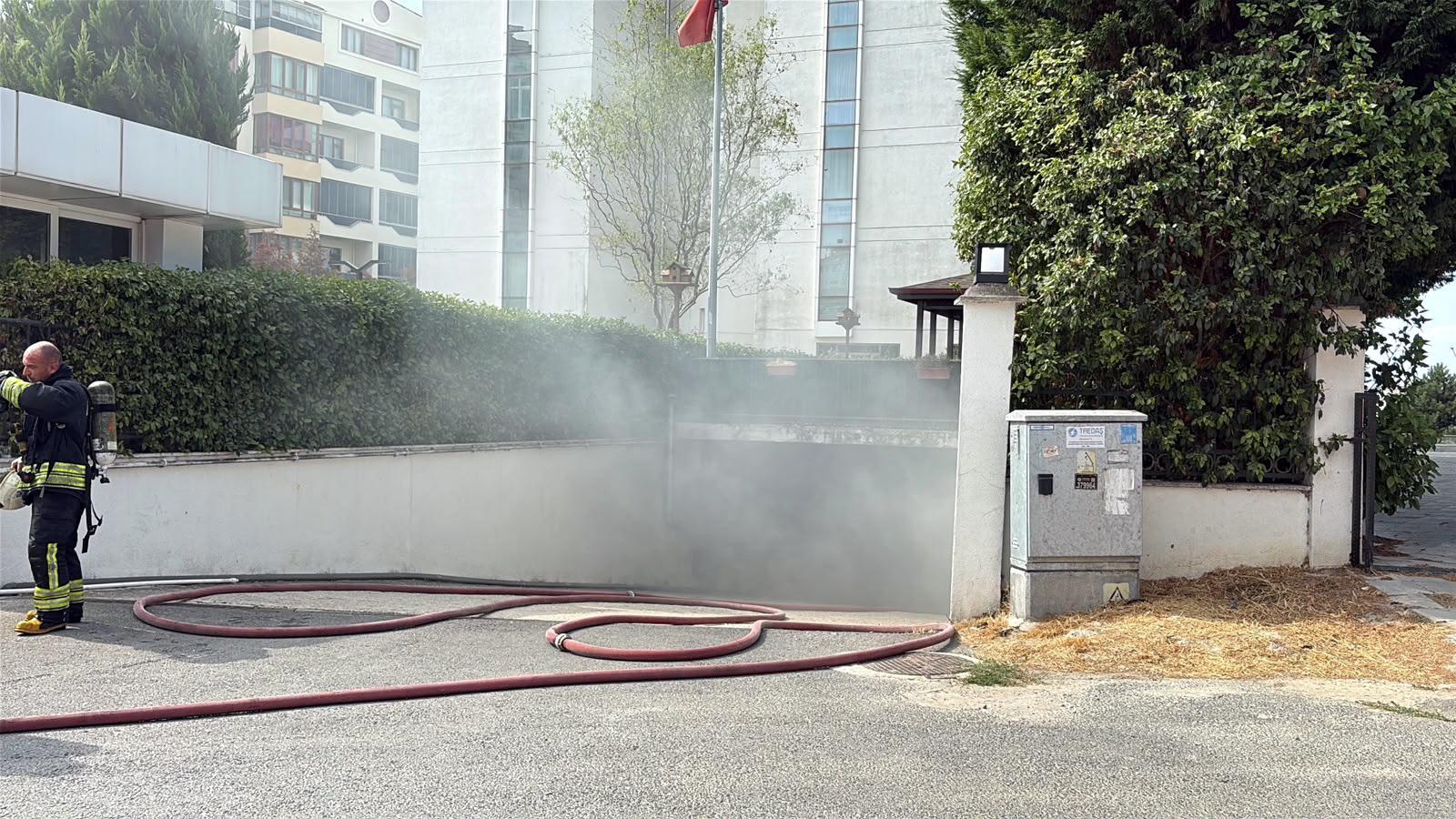 Şarjdaki elektrikli otomobilde çıkan yangında 3 araç zarar gördü Şarjdaki elektrikli otomobilde çıkan yangında 3 araç zarar gördü