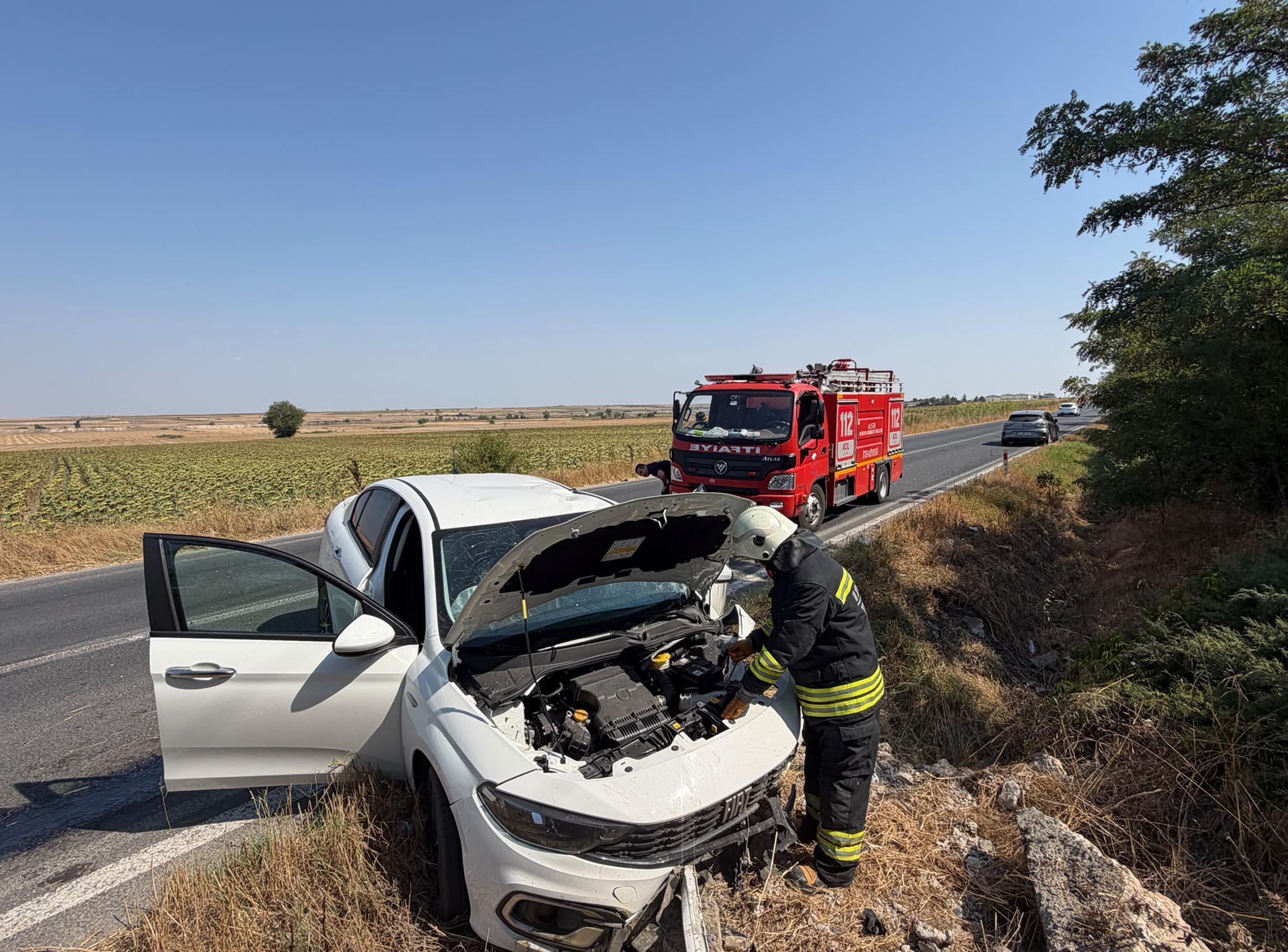 Su kanalına çarpan otomobilin sürücüsü yaralandı Su kanalına çarpan otomobilin sürücüsü yaralandı