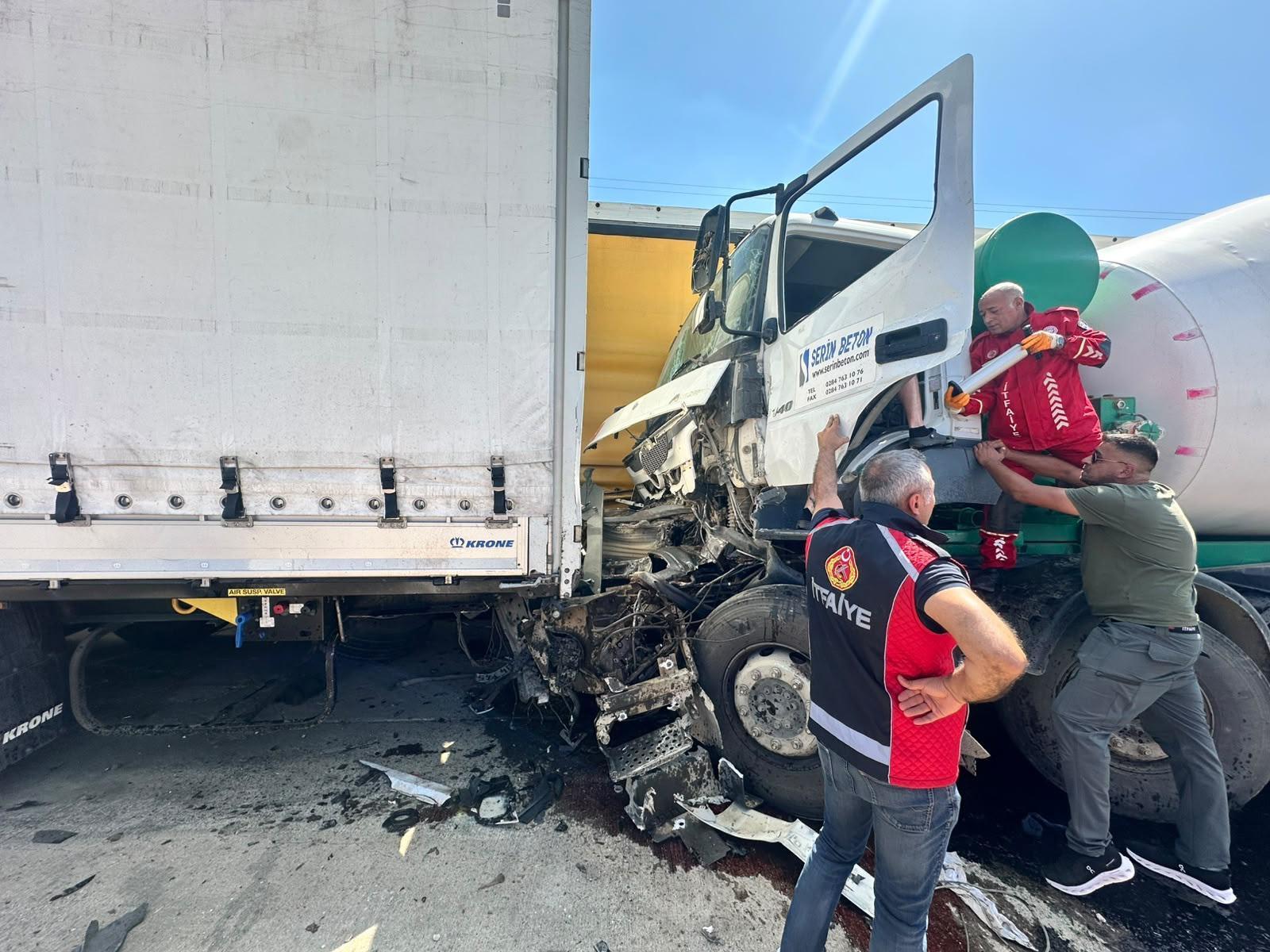 Sürücüsünün direksiyon başında uyuduğu beton mikseri 2 TIR’a çarptı; 1 yaralı Sürücüsünün direksiyon başında uyuduğu beton mikseri 2 TIR’a çarptı; 1 yaralı