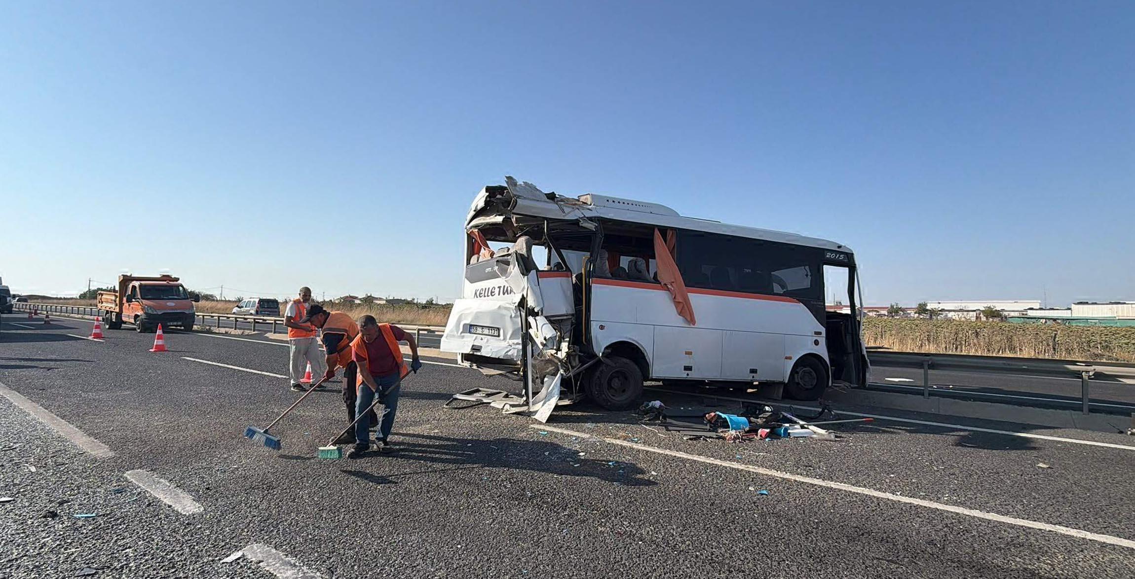 Otobüs İşçi Servisleri ve Otomobile Çarptı: 29 Yaralı Otobüs İşçi Servisleri ve Otomobile Çarptı: 29 Yaralı