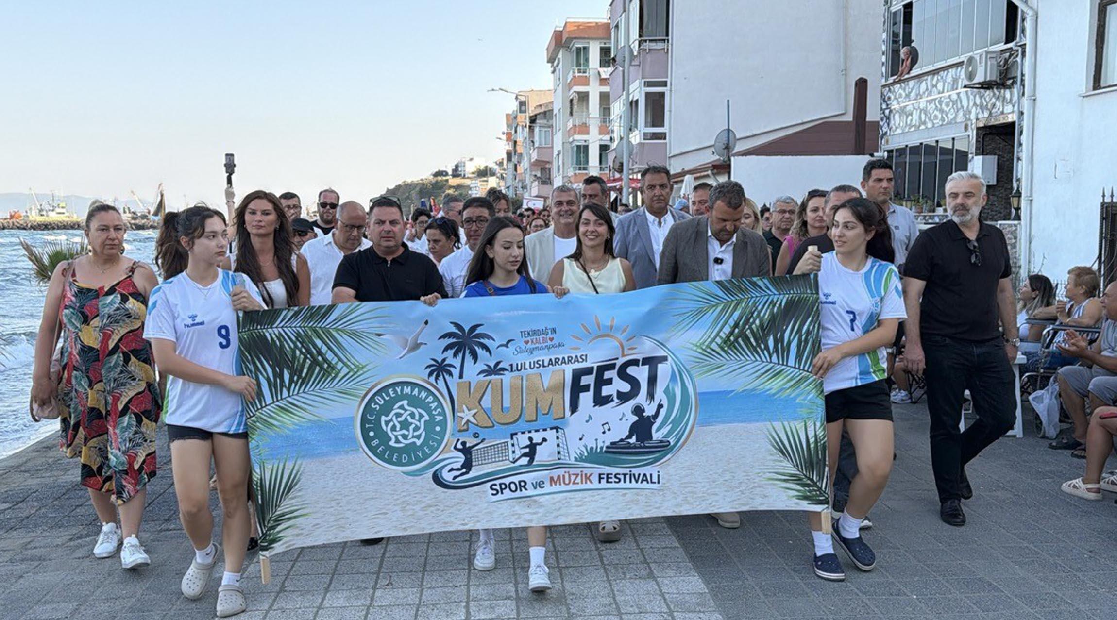 Tekirdağ’da ilk kez düzenlenen KUMFEST kortejle başladı Tekirdağ’da ilk kez düzenlenen KUMFEST kortejle başladı