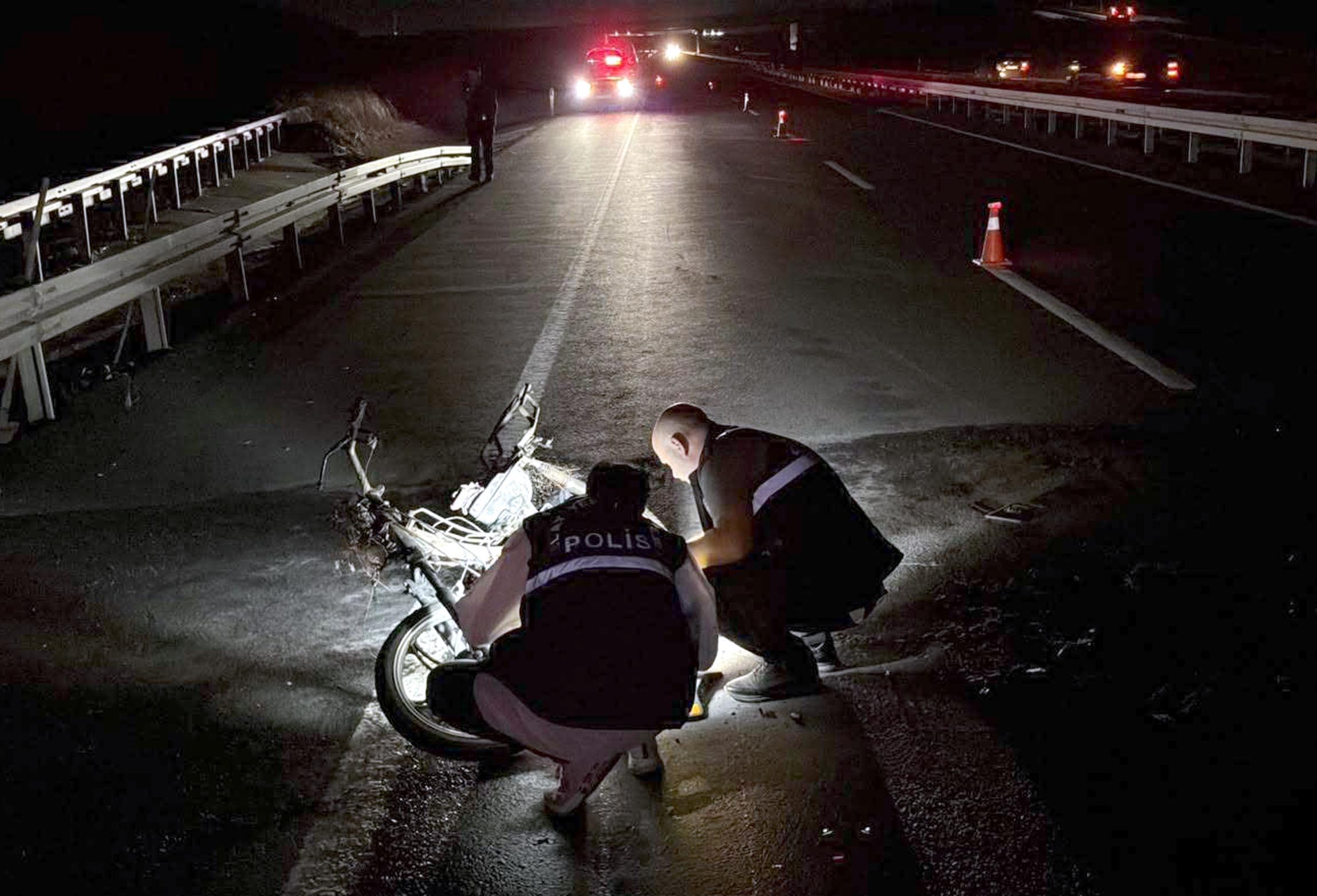 TIR’a çarpan motosikletin sürücüsü yaralandı TIR’a çarpan motosikletin sürücüsü yaralandı
