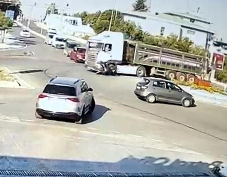 TIR’la çarpışan motosikletin sürücüsü yaralandı; kaza kamerada TIR’la çarpışan motosikletin sürücüsü yaralandı; kaza kamerada