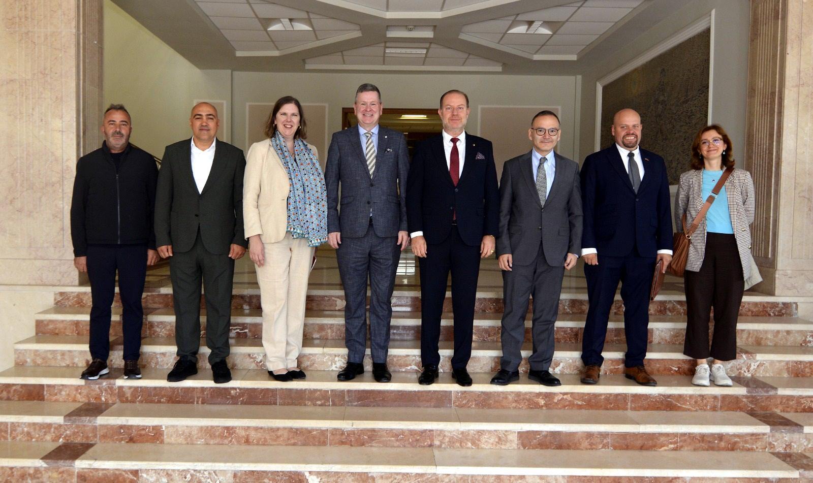 ABD İstanbul Başkonsolosu Lally ETB’yi ziyaret etti ABD İstanbul Başkonsolosu Lally ETB’yi ziyaret etti