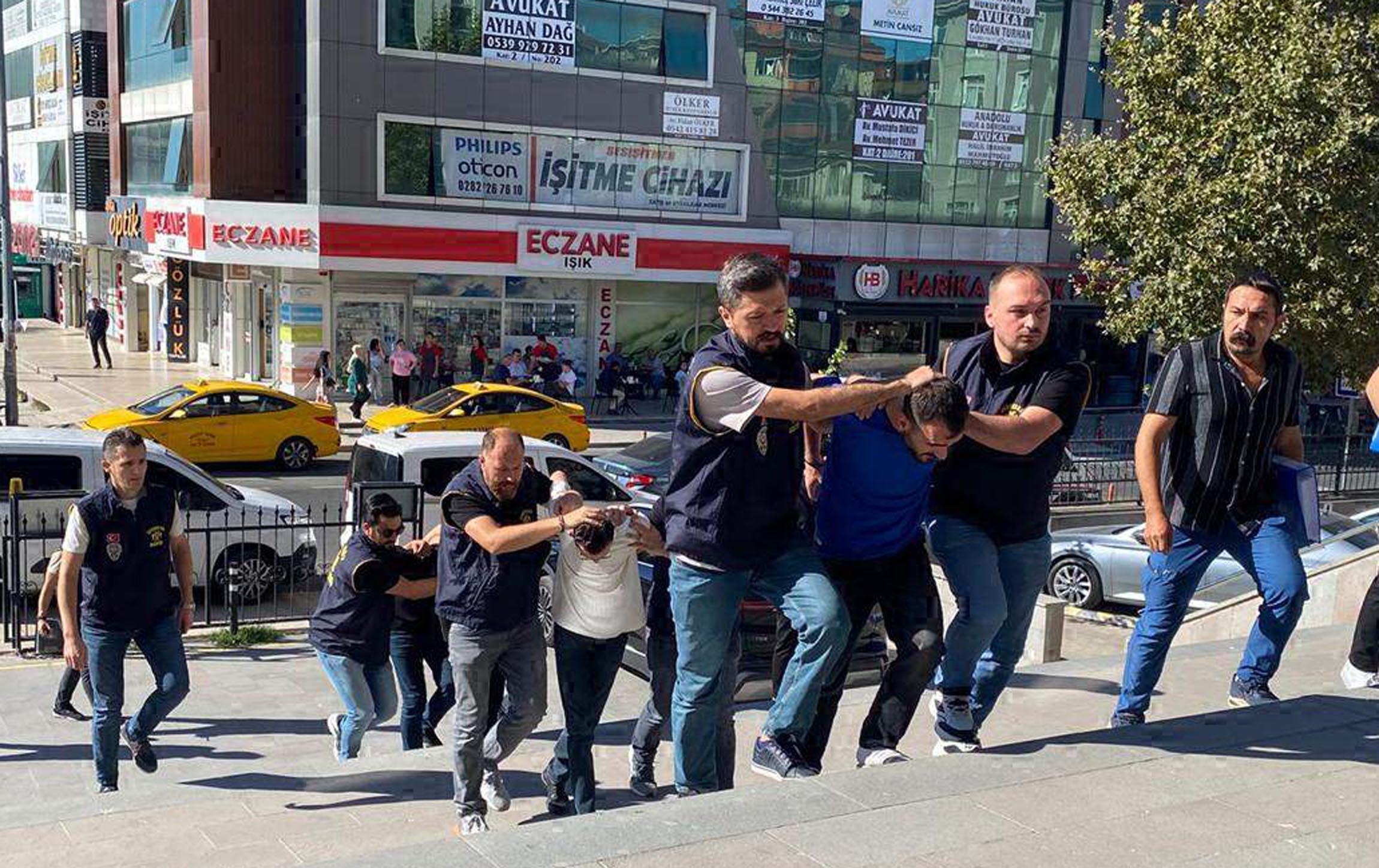 Çerkezköy’de ev kurşunlayan 3 şüpheli tutuklandı Çerkezköy’de ev kurşunlayan 3 şüpheli tutuklandı