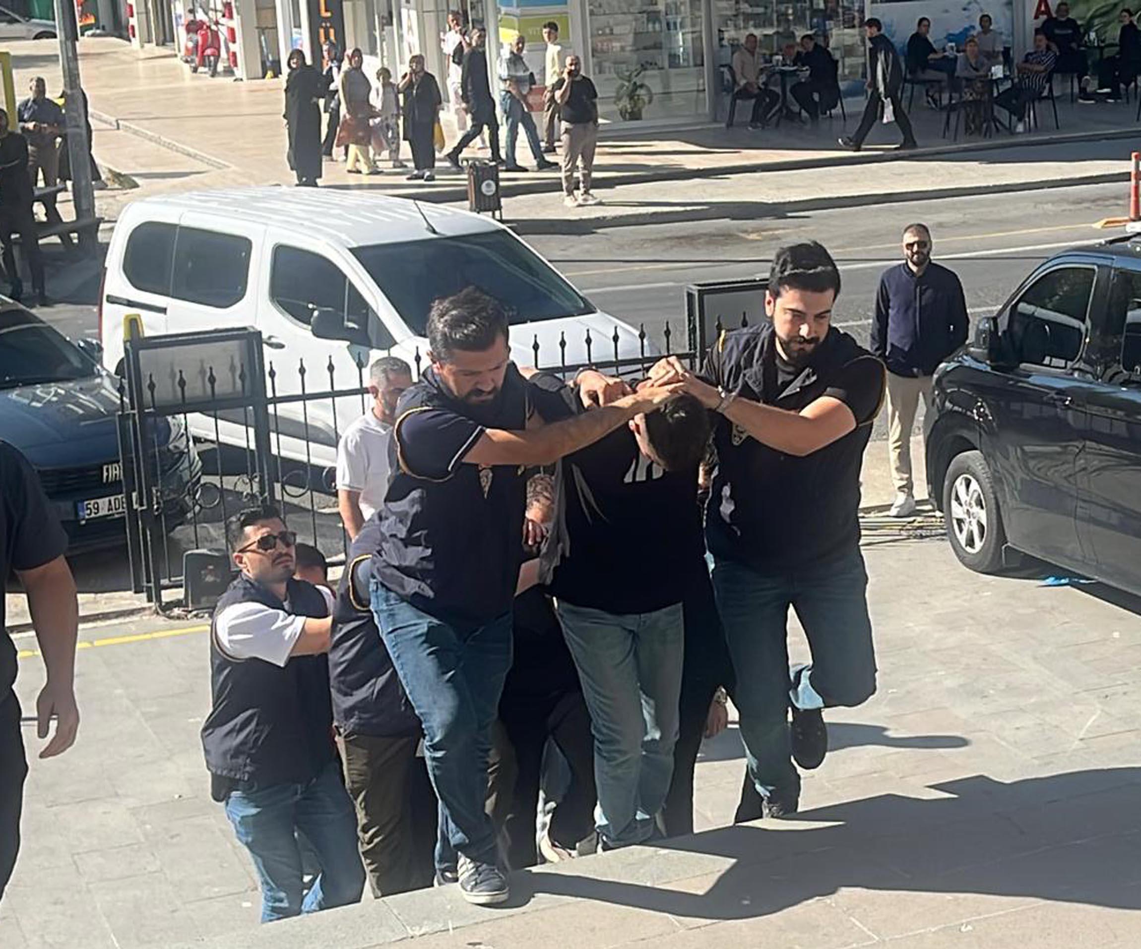 Çerkezköy’de pompalı tüfekle 1 kişinin yaralanmasında 4 tutuklama Çerkezköy’de pompalı tüfekle 1 kişinin yaralanmasında 4 tutuklama