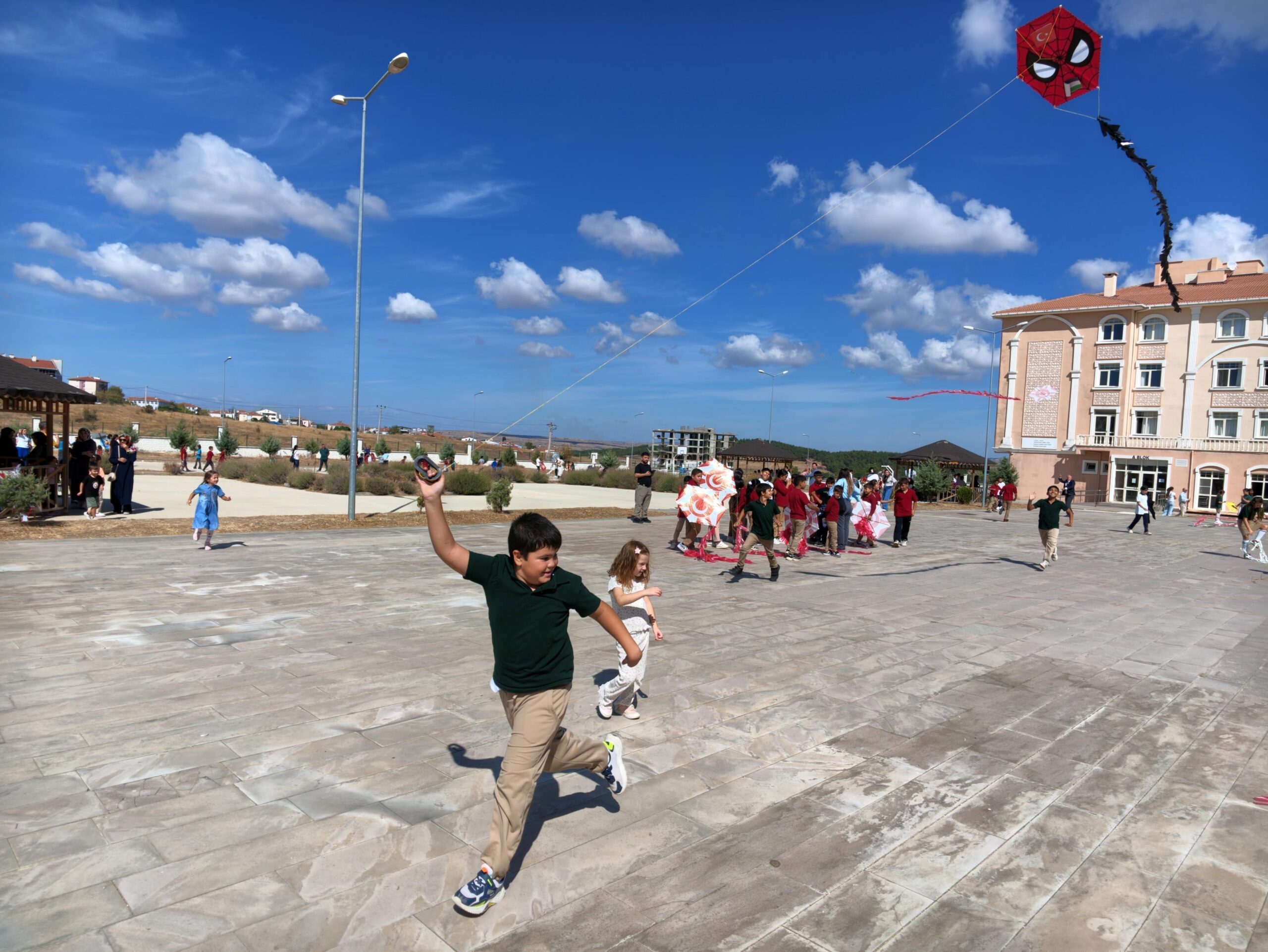Çocuklardan Gazze’ye gökyüzünden uçurtmalı barış çağrısı Çocuklardan Gazze’ye gökyüzünden uçurtmalı barış çağrısı
