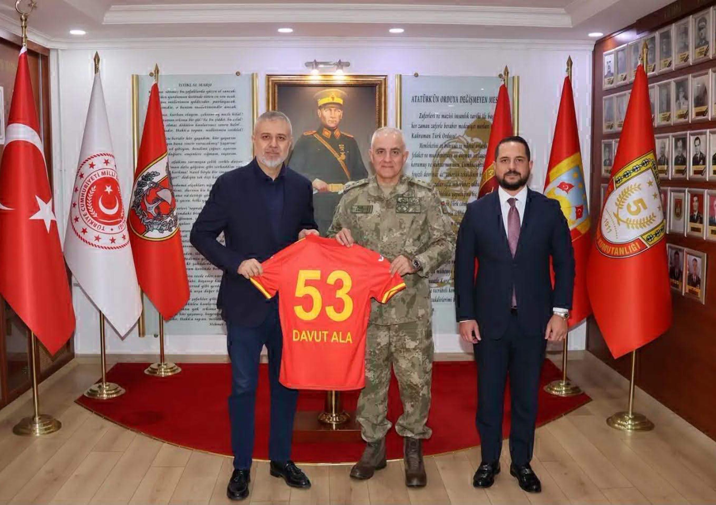 Çorluspor 1947’den Gazi Tümgeneral Davut Ala’ya ziyaret Çorluspor 1947’den Gazi Tümgeneral Davut Ala’ya ziyaret