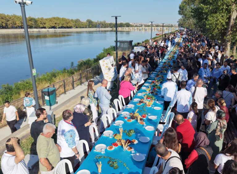 Edirne Gastronomi Festivali’nde 150 metre uzunluğunda peynir sofrası kuruldu