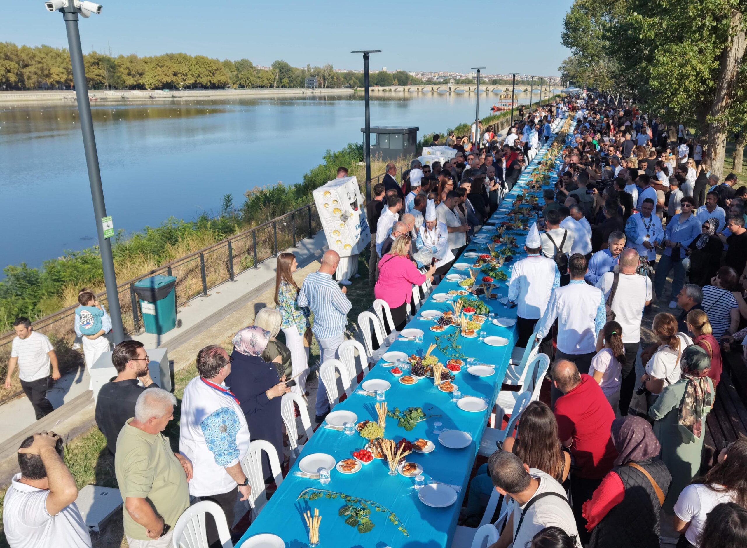 Edirne Gastronomi Festivali’nde 150 metre uzunluğunda peynir sofrası kuruldu Edirne Gastronomi Festivali’nde 150 metre uzunluğunda peynir sofrası kuruldu