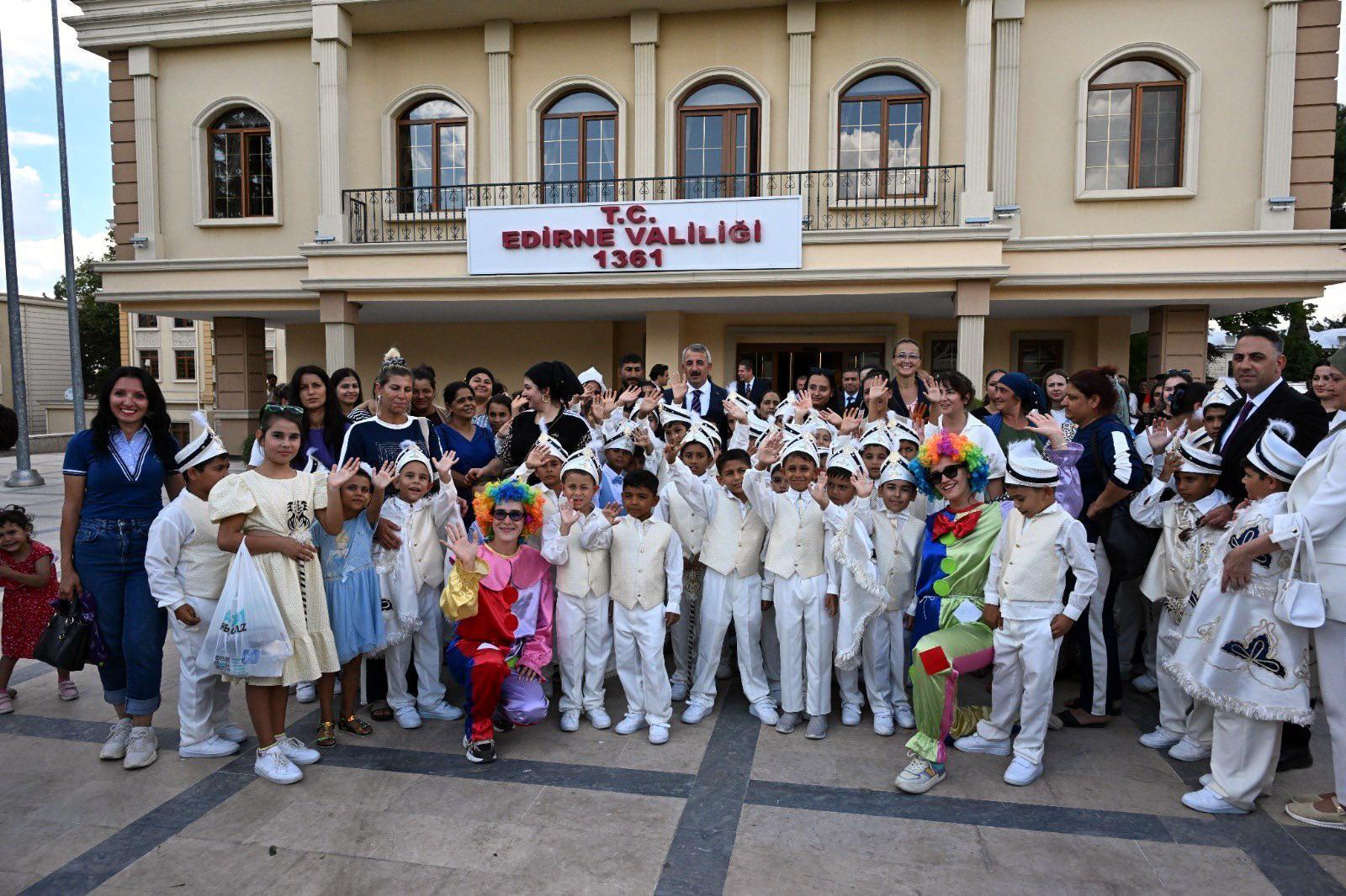 Edirne’de 53 çocuk için sünnet şöleni düzenlendi Edirne’de 53 çocuk için sünnet şöleni düzenlendi