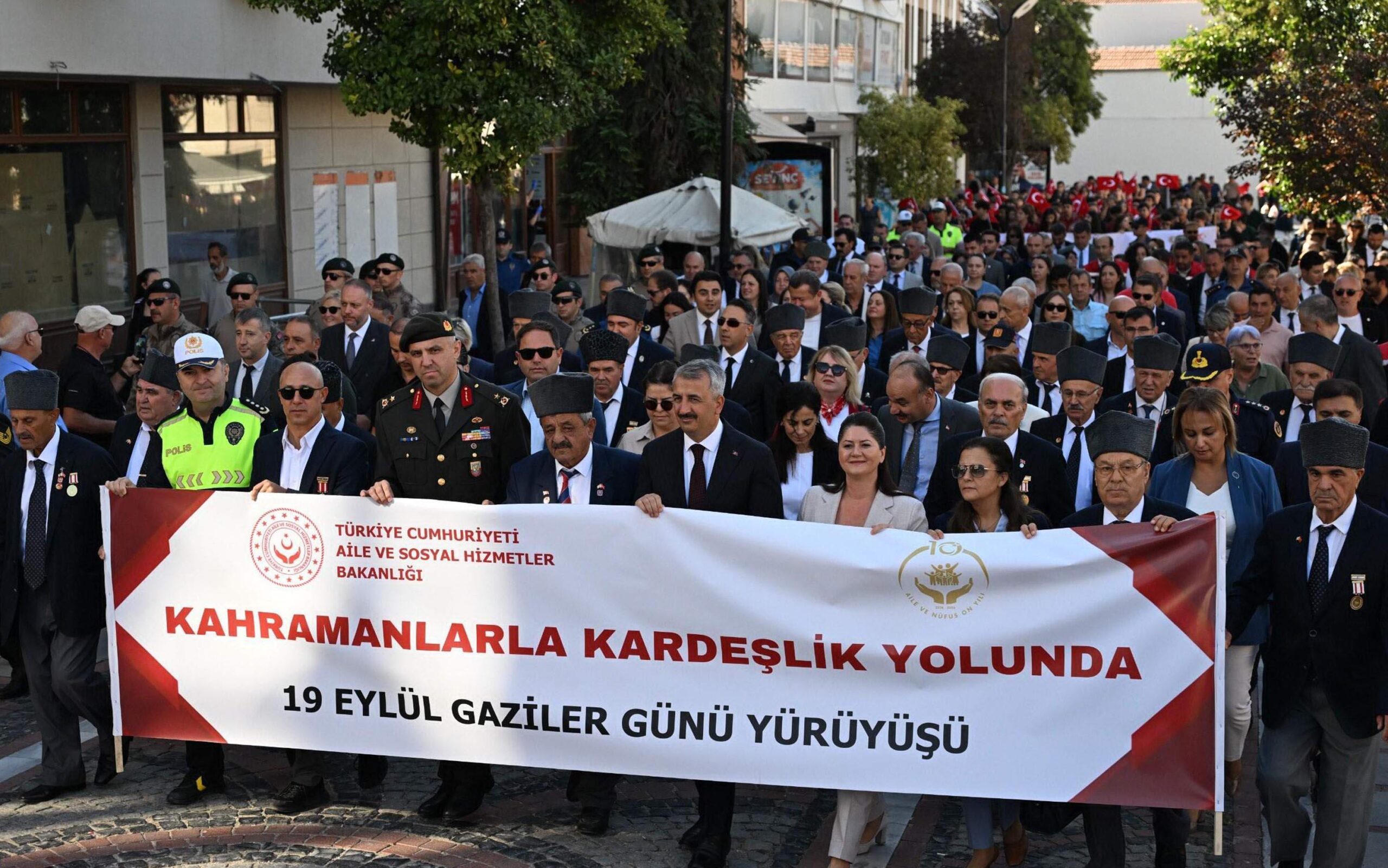 Edirne’de Gaziler Günü’nde yürüyüş düzenlendi Edirne’de Gaziler Günü’nde yürüyüş düzenlendi