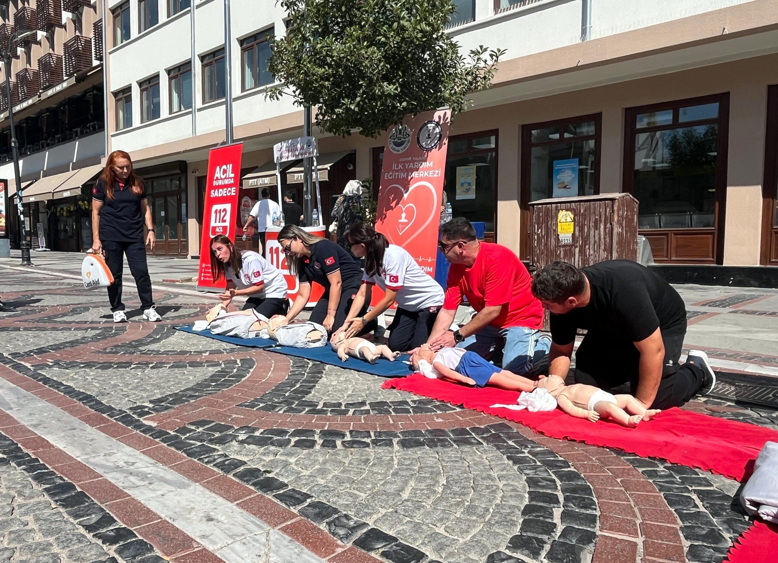 Edirne’de ilk yardımın önemi, trafiğe kapalı caddede uygulamalı anlatıldı Edirne’de ilk yardımın önemi, trafiğe kapalı caddede uygulamalı anlatıldı