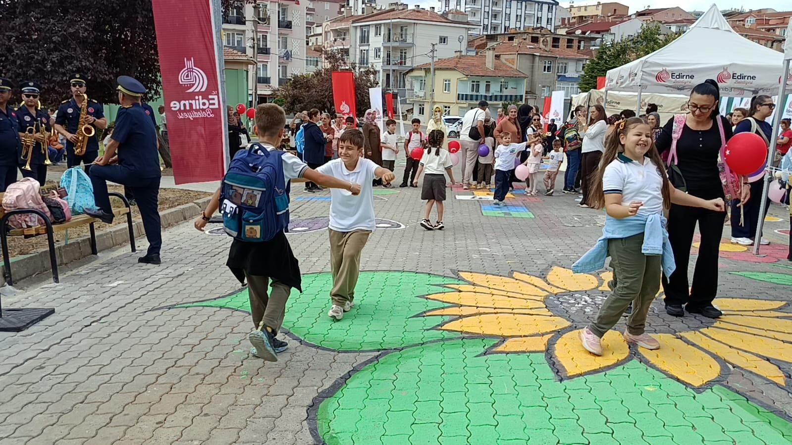 Edirne’de ilkokulun önü trafiğe kapatılıp, çocuk sokağına dönüştürüldü Edirne’de ilkokulun önü trafiğe kapatılıp, çocuk sokağına dönüştürüldü
