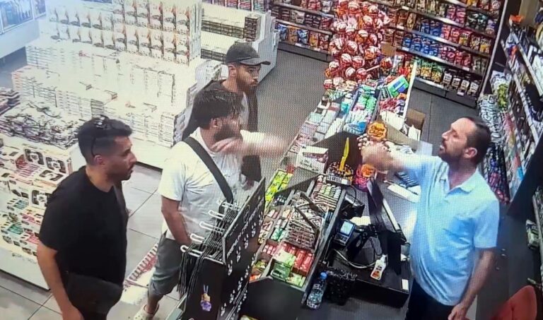 Edirne’de tartıştığı 2 kişiye otomobiliyle çarptı; o anlar kamerada (2)
