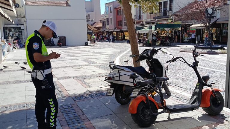 Edirne’de trafiğe kapalı caddede motosikletlere denetim