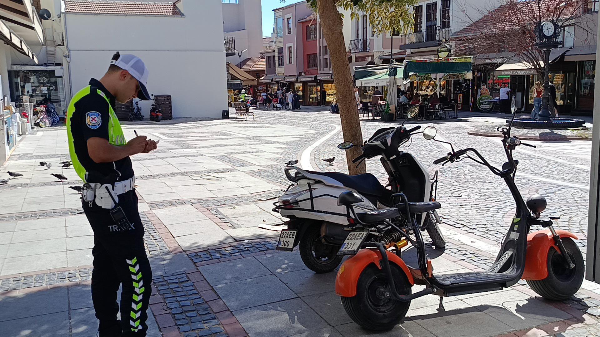 Edirne’de trafiğe kapalı caddede motosikletlere denetim Edirne’de trafiğe kapalı caddede motosikletlere denetim