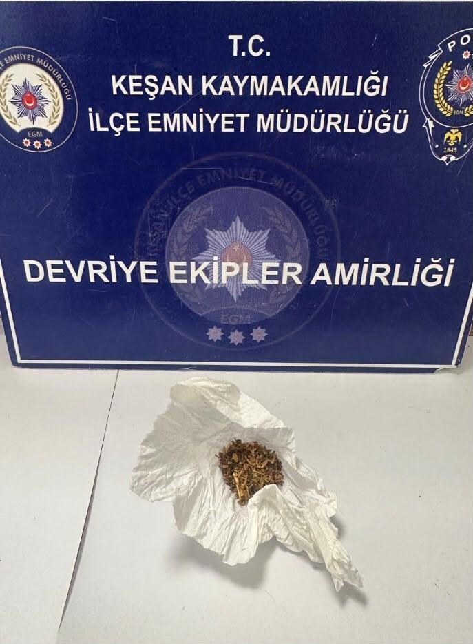 Edirne’de üzerlerinde uyuşturucu madde ve tabanca ele geçirilen 5 şüpheliye gözaltı
