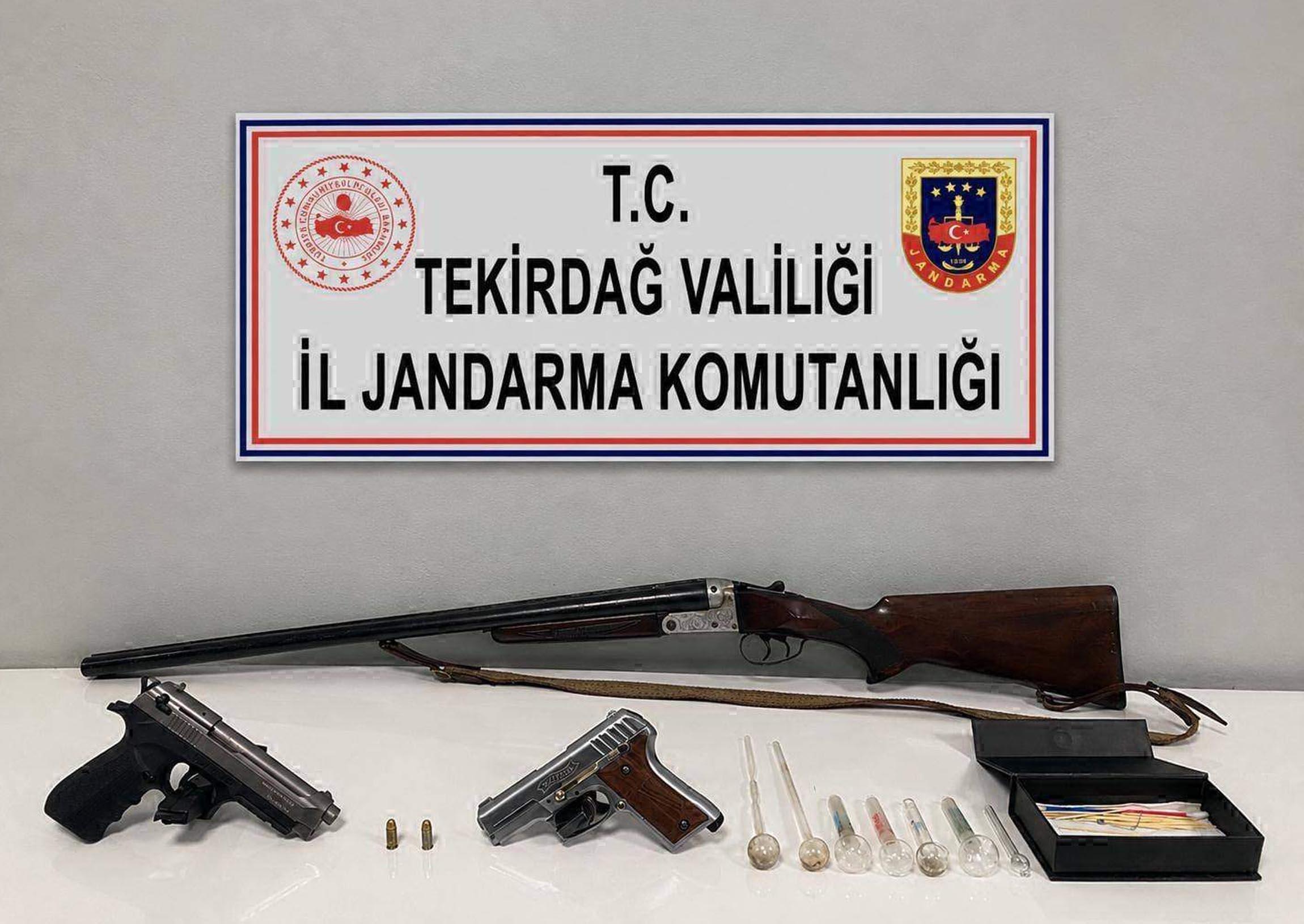 Evinde ruhsatsız silahlar ele geçen şüpheli gözaltında Evinde ruhsatsız silahlar ele geçen şüpheli gözaltında
