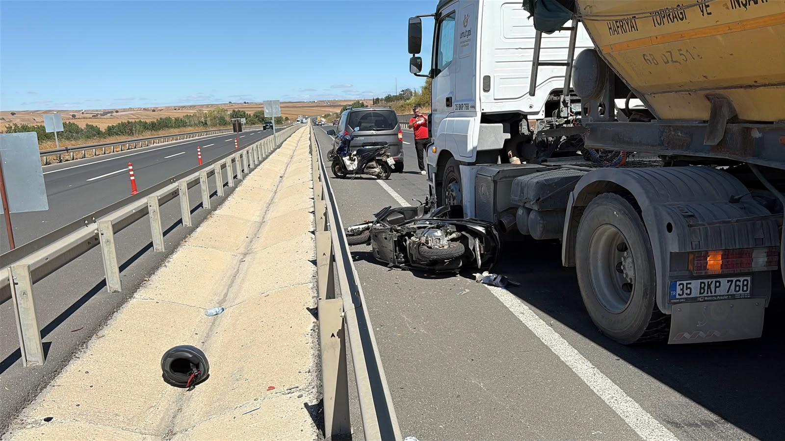 Hafriyat kamyonuyla çarpışan motosikletin sürücüsü yaralandı Hafriyat kamyonuyla çarpışan motosikletin sürücüsü yaralandı