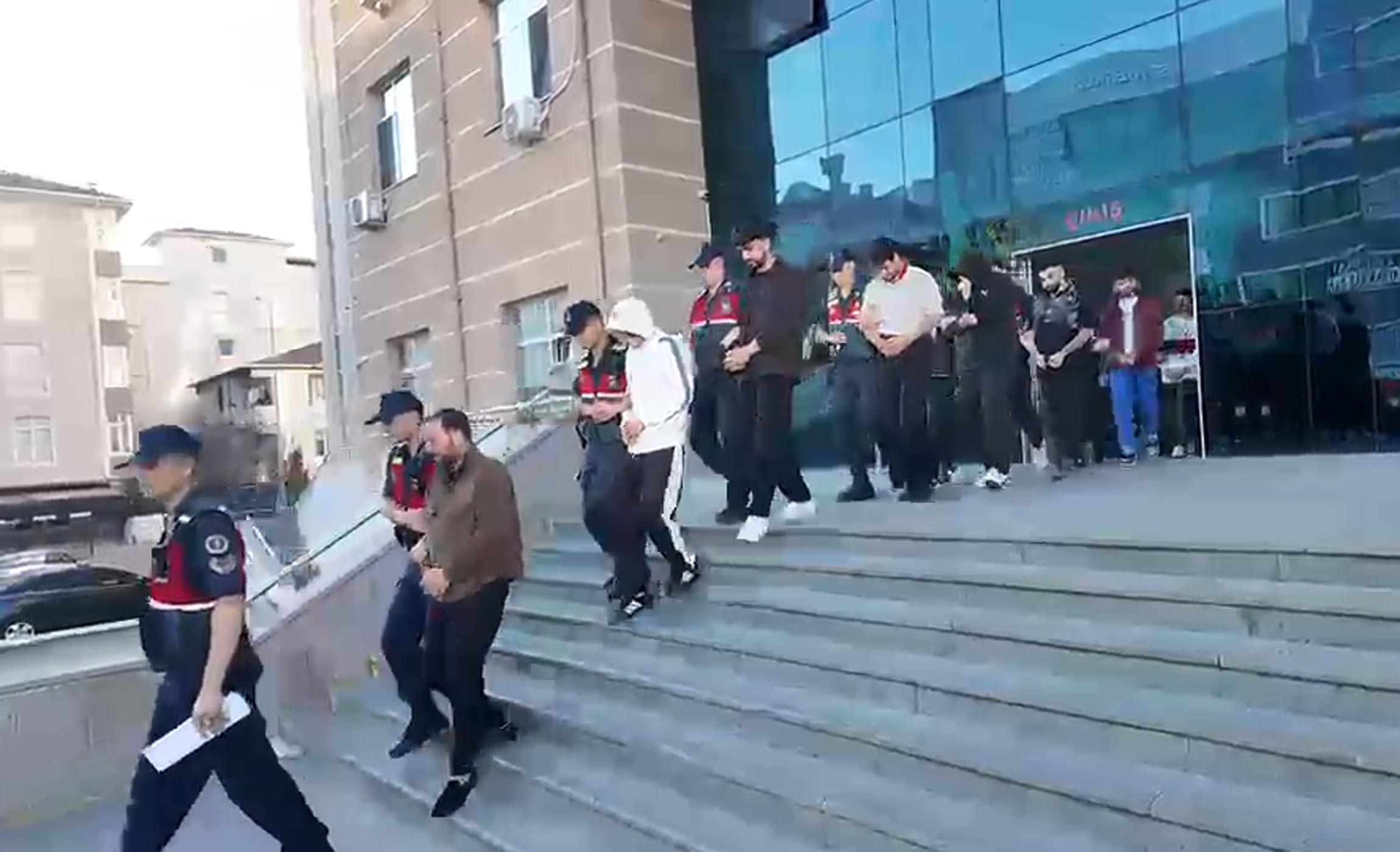 Hesaplarında 2,3 milyar liralık hareketlilik olan yasa dışı bahis şüphelilerine operasyon: 12 tutuklama (12) Hesaplarında 2,3 milyar liralık hareketlilik olan yasa dışı bahis şüphelilerine operasyon: 12 tutuklama (12)