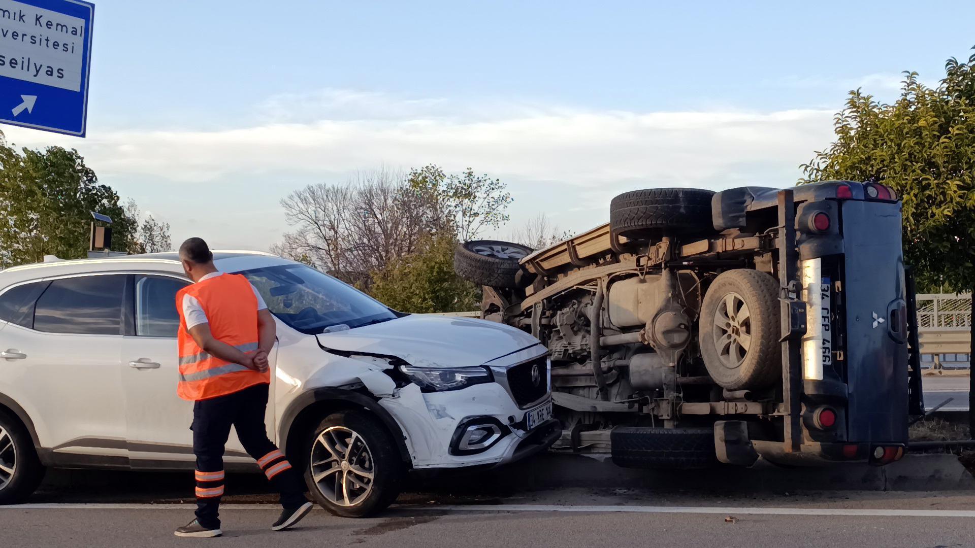 İçinde Çocukla Birlikte Kaçırdığı Otomobille Yayaya ve 2 Araca Çarptı; 3 Yaralı İçinde Çocukla Birlikte Kaçırdığı Otomobille Yayaya ve 2 Araca Çarptı; 3 Yaralı