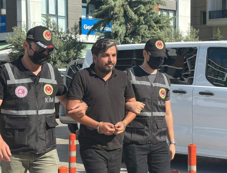 Kapıkule’de TIR’da yurt dışına kaçarken yakalanan Arif Kocabıyık, adliyeye sevk edildi