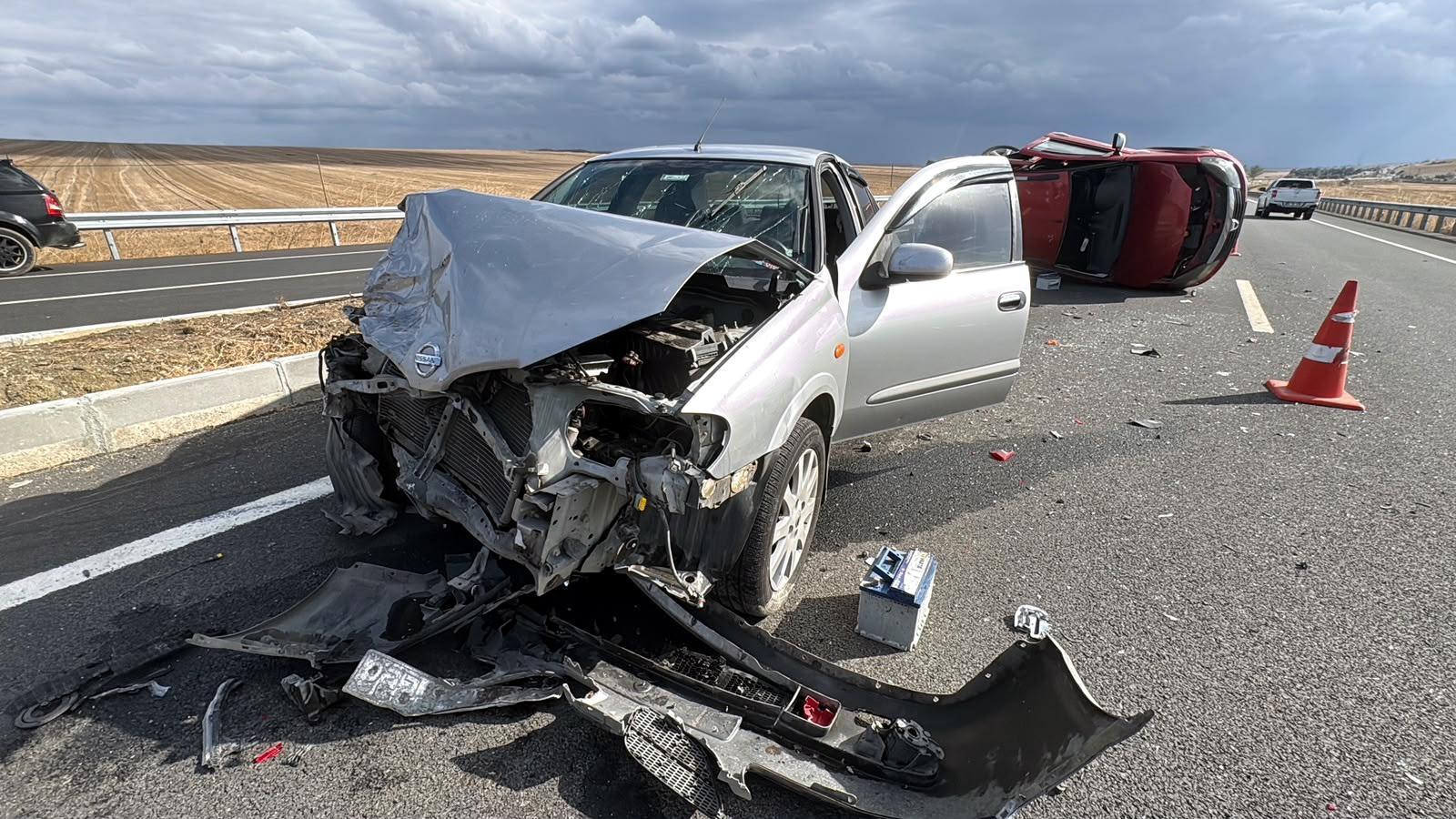 Kaza yapan otomobile başka otomobil çarpıp takla attı; 4 yaralı Kaza yapan otomobile başka otomobil çarpıp takla attı; 4 yaralı