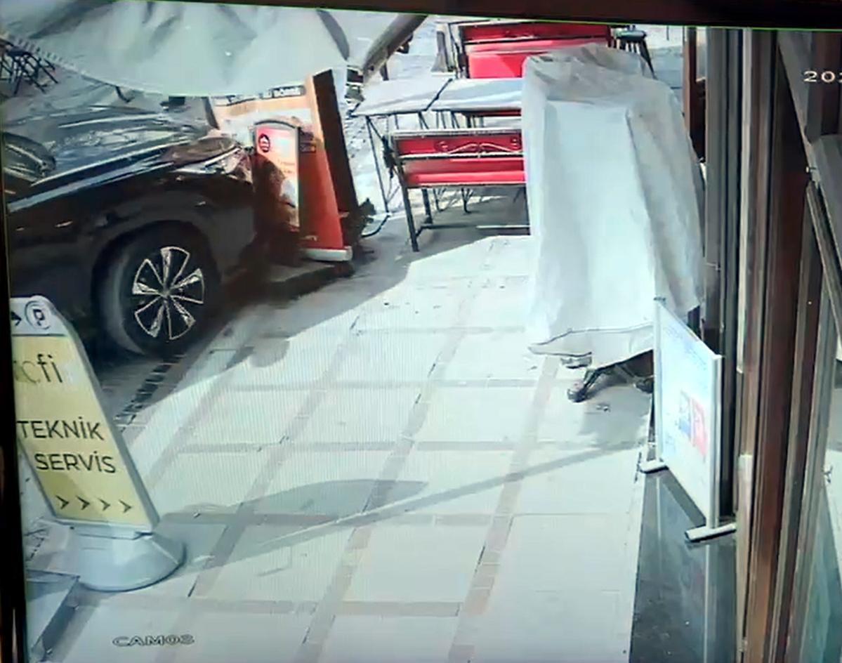Kaza yapan sürücü alkolmetreyi üflemek yerine içine çekti Kaza yapan sürücü alkolmetreyi üflemek yerine içine çekti