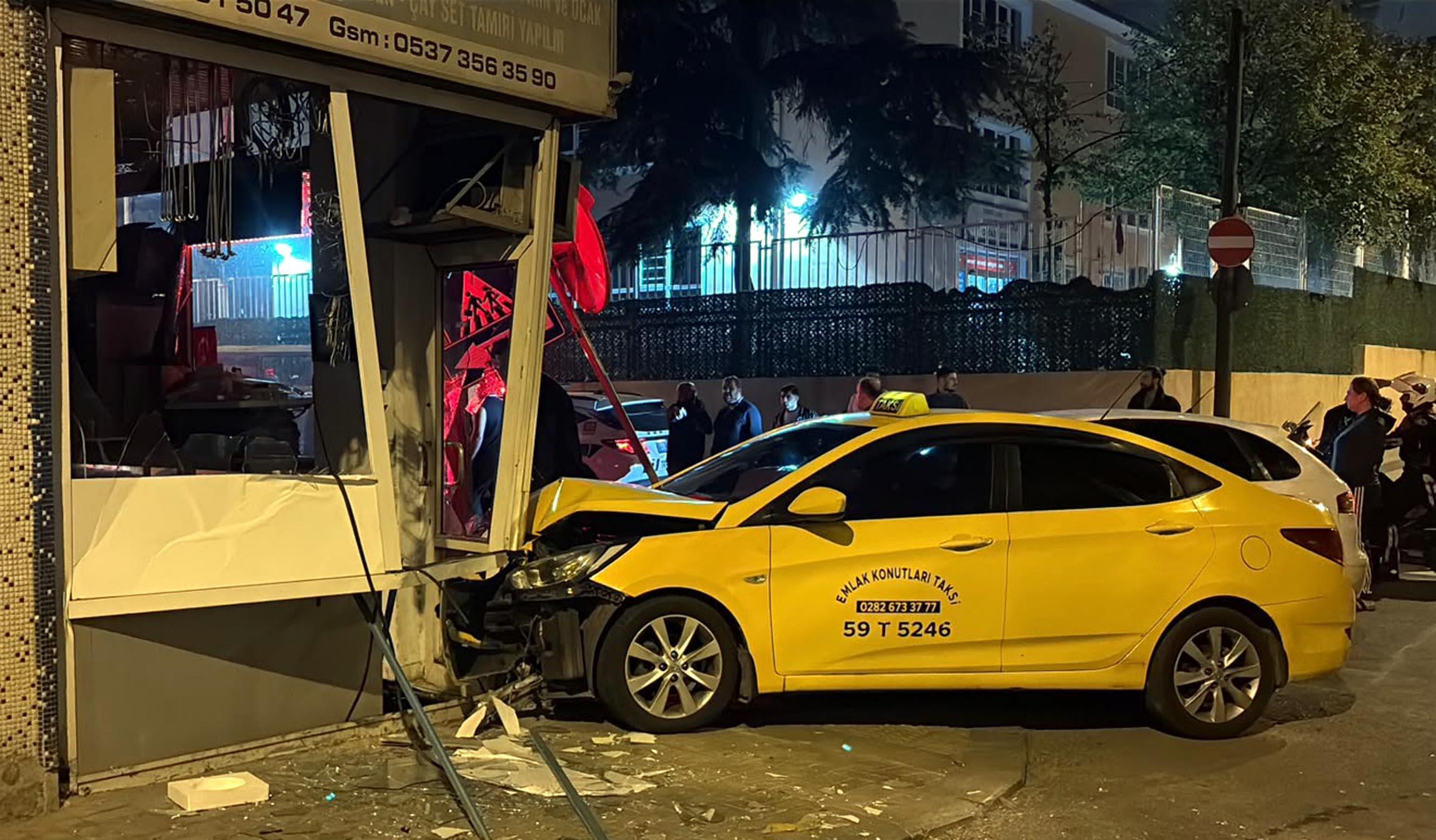 Kazada savrulan araçlar iş yerine çarptı Kazada savrulan araçlar iş yerine çarptı