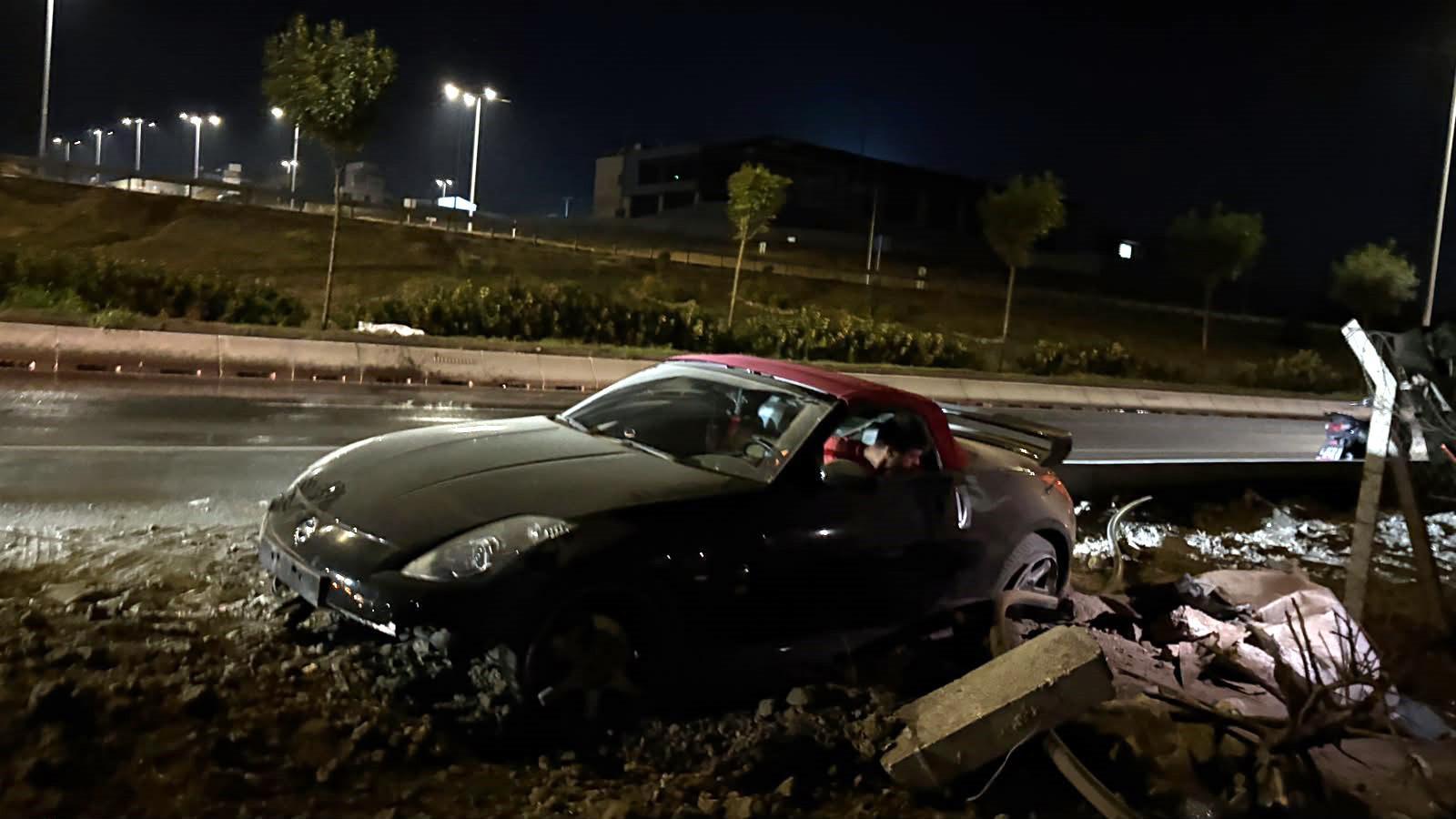 Kontrolden çıkan otomobil, beton bariyerlere çarptı Kontrolden çıkan otomobil, beton bariyerlere çarptı