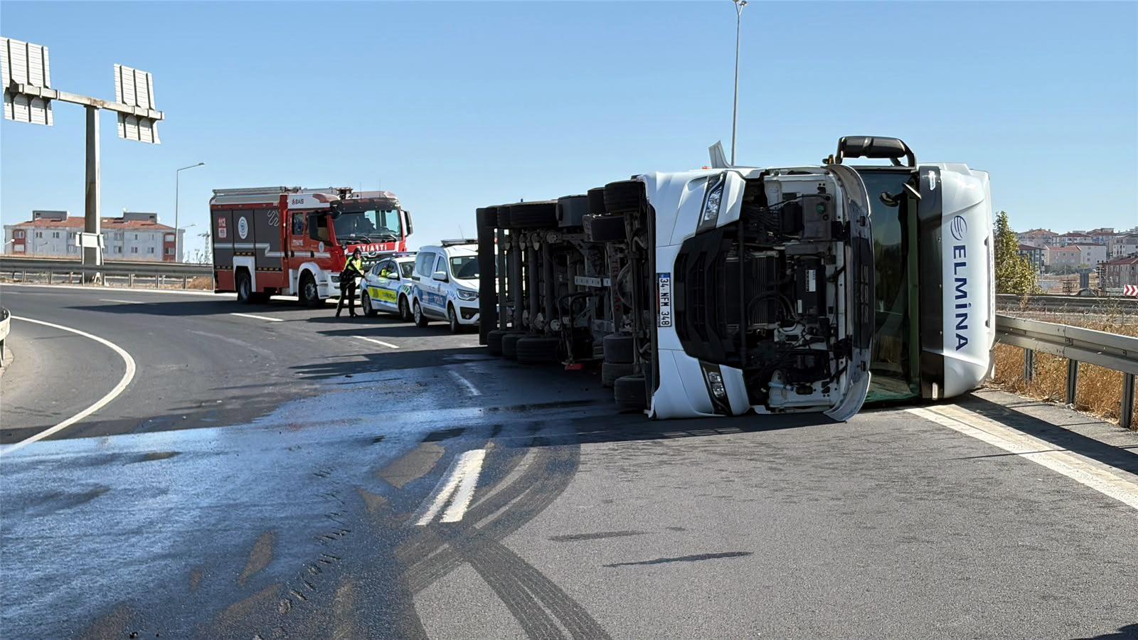 Kontrolden çıkan TIR devrildi; sürücü yaralandı Kontrolden çıkan TIR devrildi; sürücü yaralandı