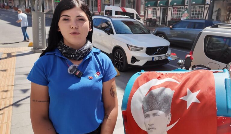 Motokurye Tuğba’nın belediye personelinden istediği bayrak, 1 gün sonra verildi