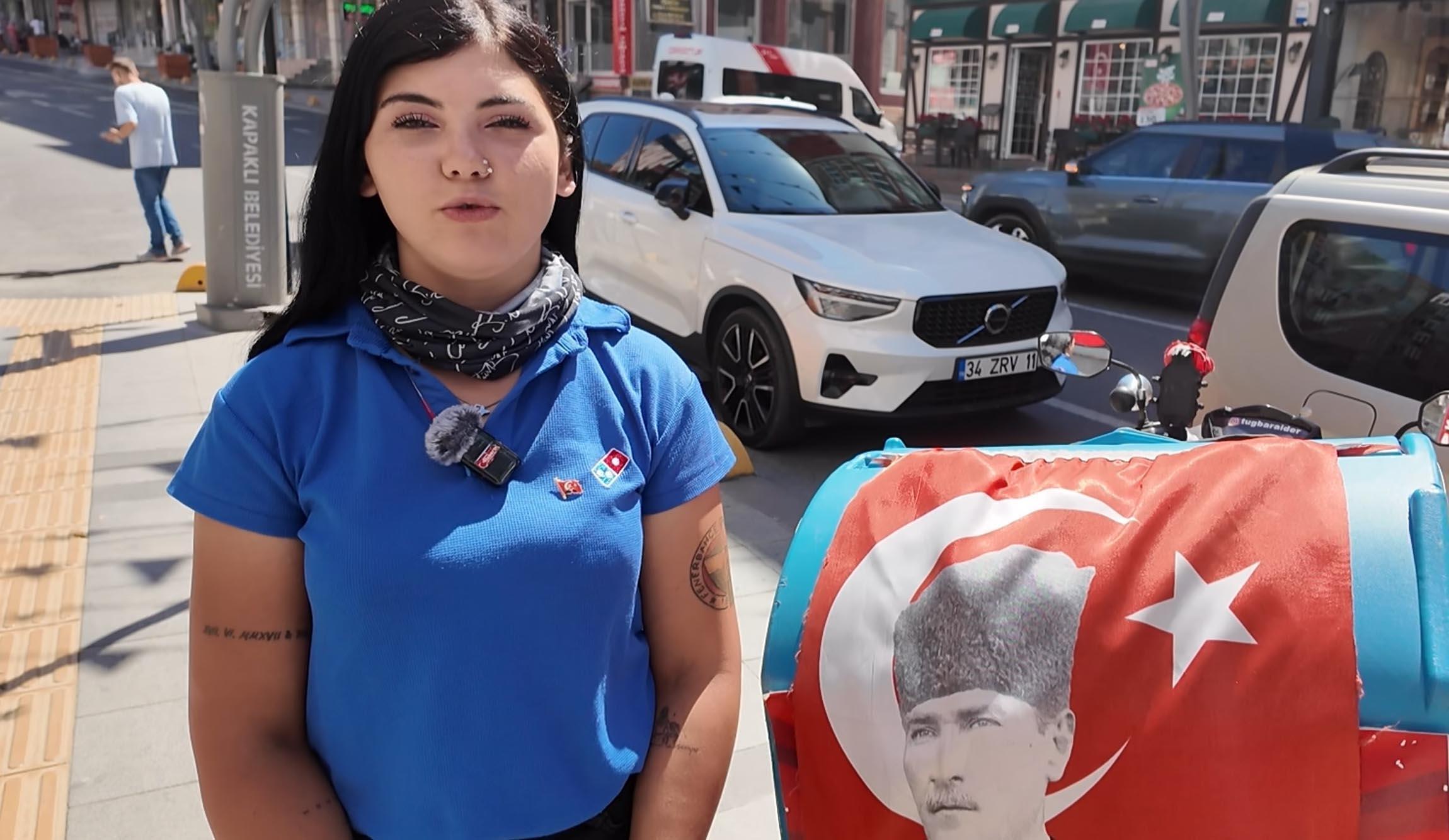 Motokurye Tuğba’nın belediye personelinden istediği bayrak, 1 gün sonra verildi Motokurye Tuğba’nın belediye personelinden istediği bayrak, 1 gün sonra verildi