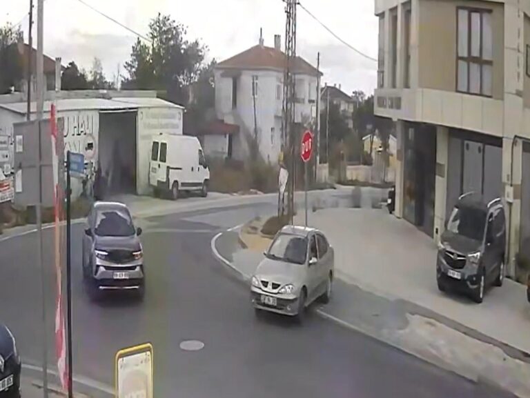 Otomobille çarptığı ‘dur’ tabelasını yerinden sökmeye çalıştı