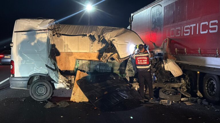 Minibüs, TIR’a Arkadan Çarptı; 1 Ölü, 1 Yaralı